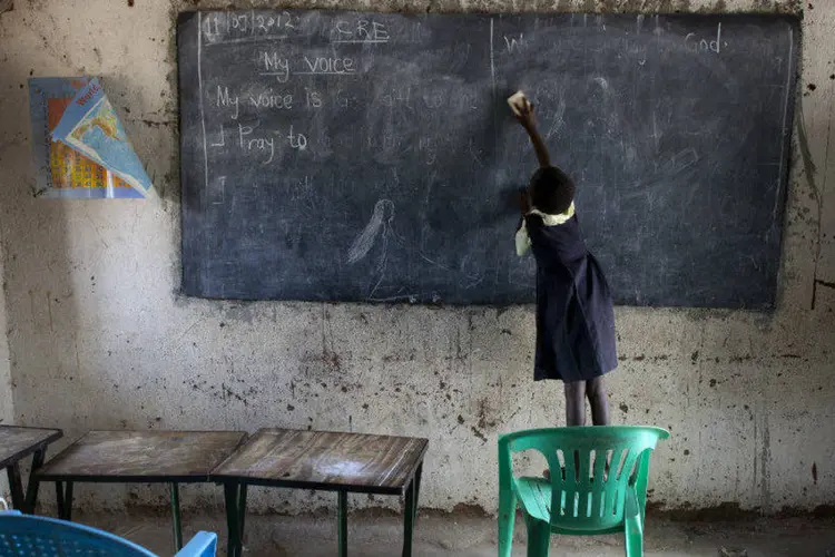 
	Crian&ccedil;a em sala de aula no Sud&atilde;o do Sul: 800 escolas foram demolidas e mais de 400 mil crian&ccedil;as tiveram que abandonar os estudos
 (Paula Bronstein/Getty Images)