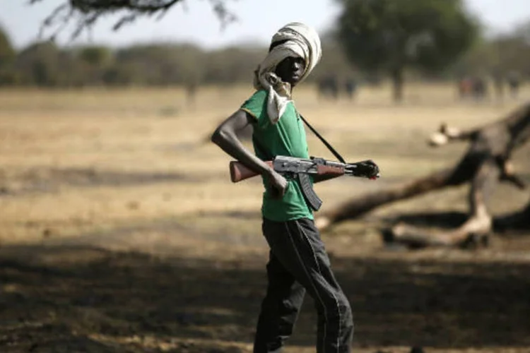 
	No Sud&atilde;o do Sul, combatente do Jikany Nuer White Army posa para foto
 (REUTERS/Goran Tomasevic)