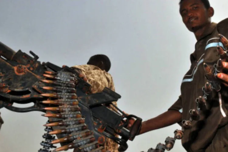
	Um soldado sudan&ecirc;s maneja uma arma na fronteira com o Sud&atilde;o do Sul: combates espor&aacute;dicos continuaram
 (EBRAHIM HAMID/AFP/Getty Images)