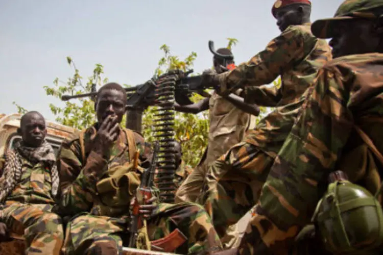 
	Soldados do Sud&atilde;o do Sul:&nbsp;quatro avi&otilde;es das For&ccedil;as Armadas de Uganda fizeram bombardeios, segundo porta-voz so Sud&atilde;o do Sul
 (ADRIANE OHANESIAN/AFP/GettyImages)