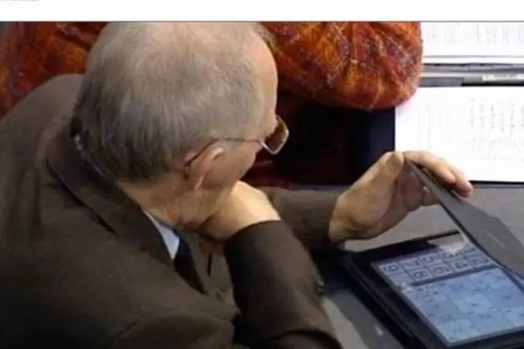 Foto registra o momento em que o ministro Wolfgang Schäuble joga sudoku durante reunião para discutir o futuro da Grécia (Reprodução/Der Spiegel)