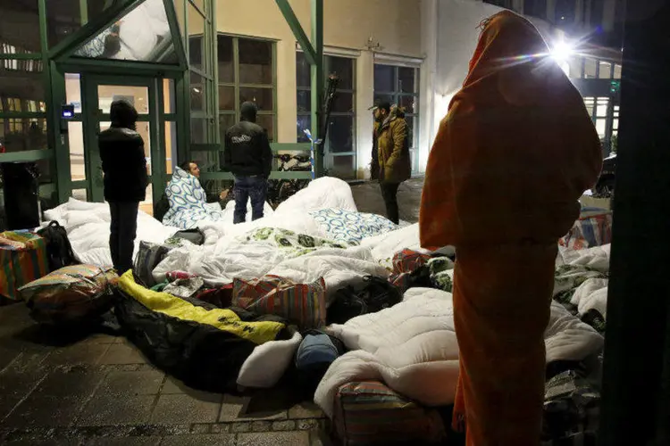 
	Refugiados dormem do lado de fora da ag&ecirc;ncia de migra&ccedil;&atilde;o da Su&eacute;cia para pedir asilo
 (Stig-Ake Jonsson/Reuters)