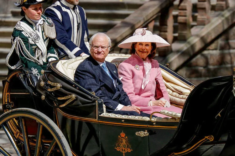 
	Rei e rainha da Su&eacute;cia chegam para celebra&ccedil;&atilde;o
 (Christine Olsson/REUTERS)
