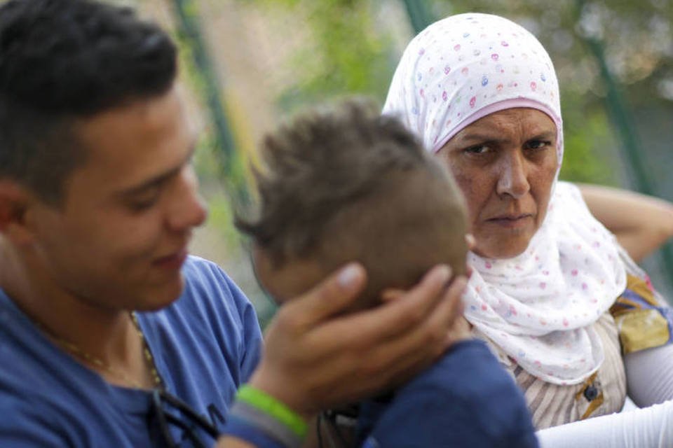 Avião com refugiados que viverão na Itália chega a Roma