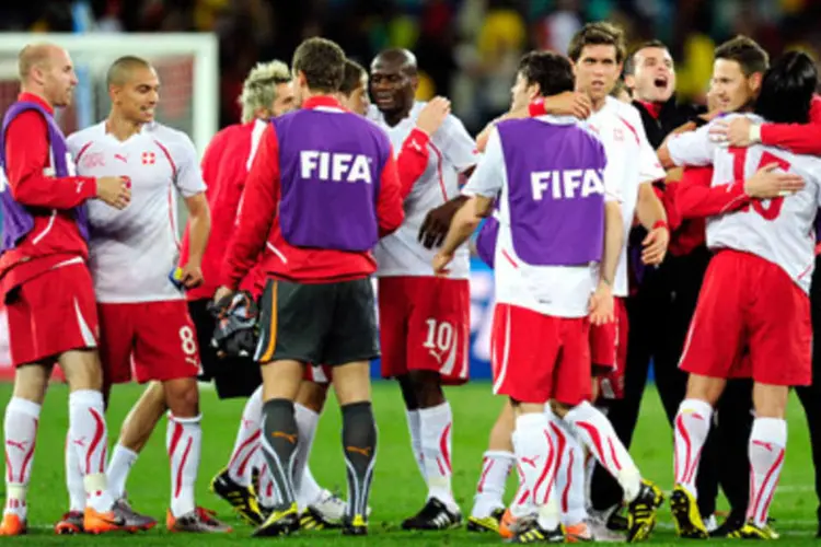 Jogadores da Suíça comemoram a vitória por 1 a 0 sobre a Espanha: jogo teve a maior audiência televisiva do ano, 10,34 milhões de telespectadores (Getty Images)
