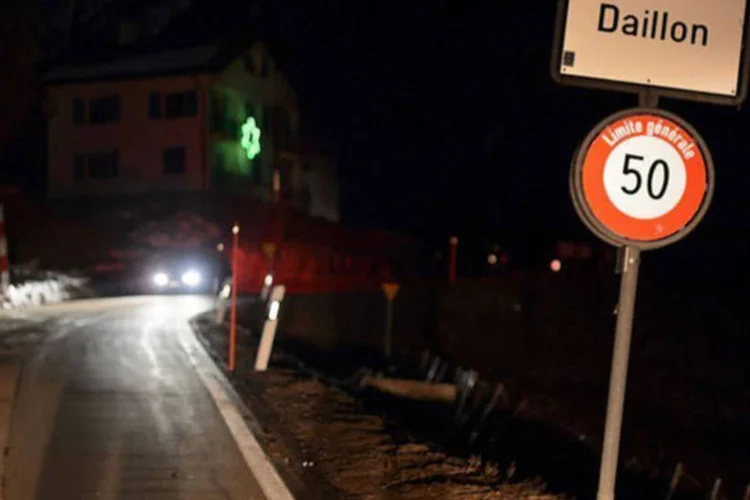 Daillon na madrugada de 3 de janeiro de 2013 na Suíça: durante a intervenção, o homem ameaçou os policiais, que atiraram no agressor


 (Fabrice Coffrini/AFP)