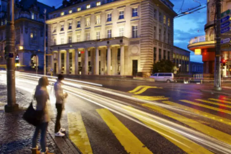 
	Pedestres em rua de Lausanne, na Su&iacute;&ccedil;a
 (Gianluca Colla/Bloomberg/Getty Images)