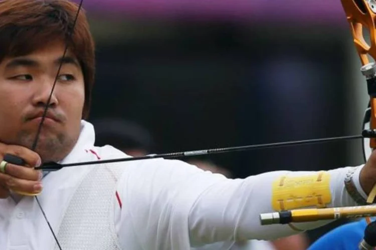 Im Dong Hyun, deficiente visual que bateu recorde de tiro com arco nas Olimpíadas de Londres de 2012 (Suhaib Salem/Reuters)