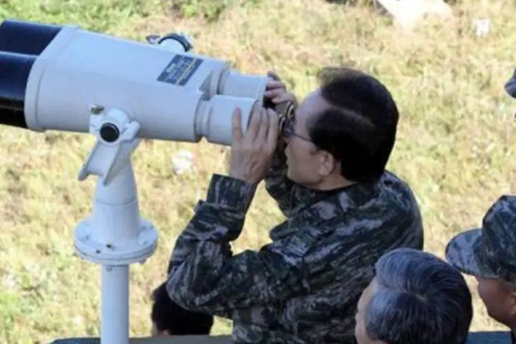 
	O presidente da Coreia do Sul, Lee Myung-bak, em posto de observa&ccedil;&atilde;o na ilha de Yeonpyeong: &quot;se a Coreia do Norte provocar, temos que responder energicamente&quot;
 (Dong-A Ilbo/AFP)