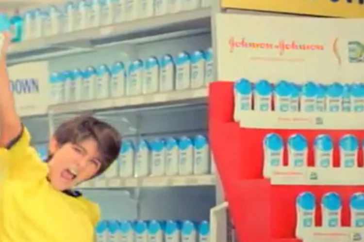 Trecho do comercial que divulga a promoção Estádio de Prêmios, da Johnson & Johnson (Reprodução)