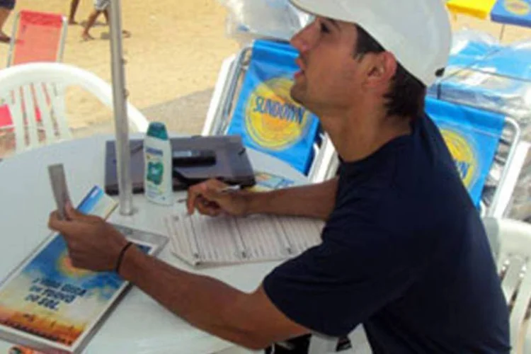 Para receber o empréstimo, o consumidor deve apresentar o Cartão Gentileza, que é recebido ao comprar qualquer produto de 200 ml da linha de protetor solar (Divulgação)