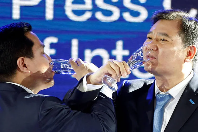 
	Suning: a opera&ccedil;&atilde;o &eacute; a mais recente de uma s&eacute;rie de grandes investimentos de empresas chinesas no futebol europeu
 (Aly Song / Reuters)
