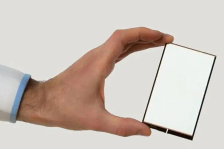 Mão segurando uma célula da SunPartner que pode aumentar a duração da bateria de dispositivos em até 20% (Reprodução)