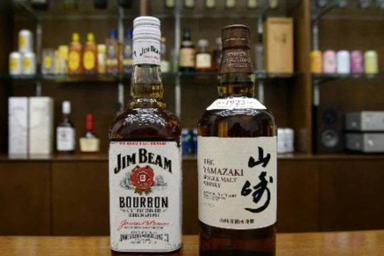 Garrafas dos uísques Suntory Yamazaki, do Japão, e Jim Beam, dos Estados Unidos: eles foram eleitos os melhores uísques no mundo (Yoshikazu Tsuno/AFP/AFP)