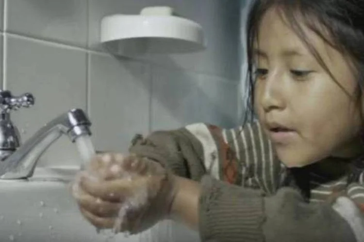 
	&quot;Cada gota de &aacute;gua conta&quot;, comercial da Colgate para intervalo do Super Bowl
 (Reprodução/YouTube)