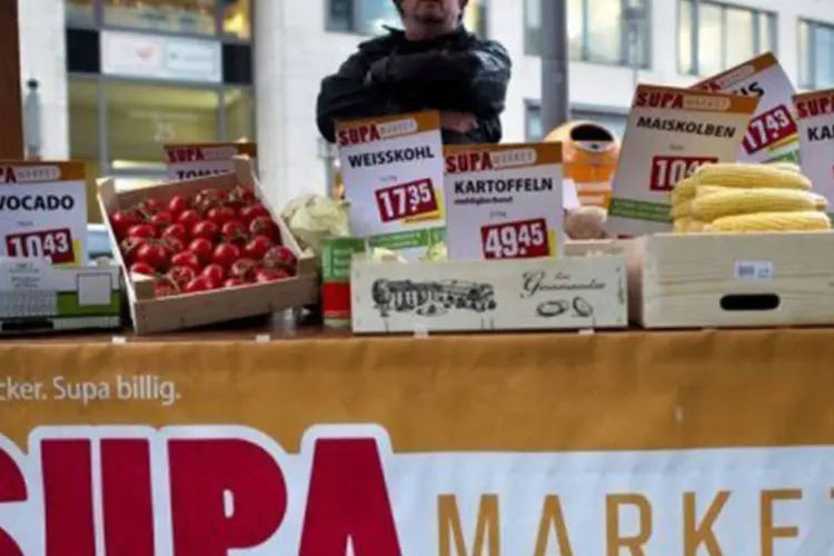 Ativista vende alimentos a preços exorbitantes em Berlim como protesto contra a inflação
 (Odd Andersen/AFP)