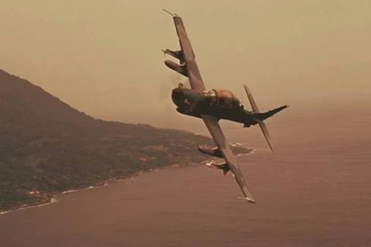 
	Avi&atilde;o modelo Super Tucano, da Embraer: empresa tamb&eacute;m vendeu tr&ecirc;s unidades do mesmo avi&atilde;o para Senegal, na &Aacute;frica
 (Divulgação/Embraer)