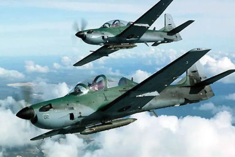 
	Super Tucano, da Embraer: entre as discuss&otilde;es est&aacute; a antecipa&ccedil;&atilde;o de entrega de seis aeronaves &agrave;quele pa&iacute;s, disponibilizadas pela For&ccedil;a A&eacute;rea Brasileira
 (Divulgação)