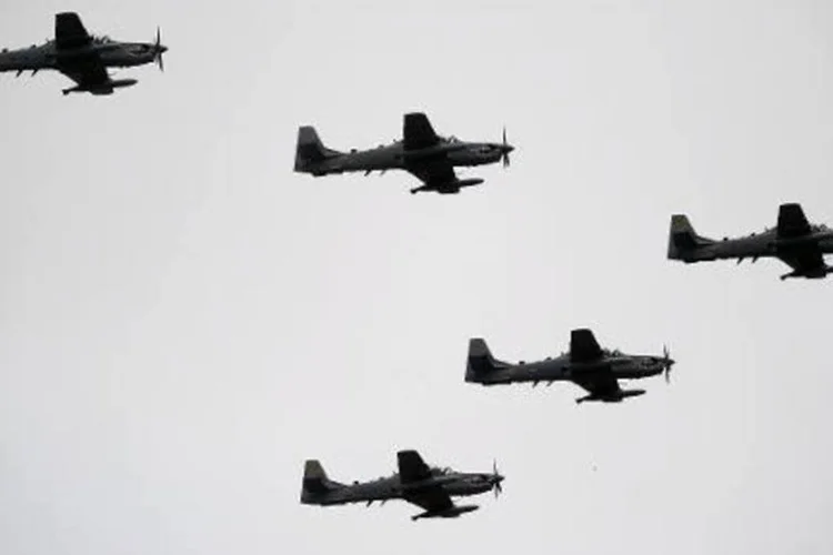 Super Tucanos sobrevoam Bogotá durante as celebrações da Independência da Colômbia (Eitan Abramovich/AFP)