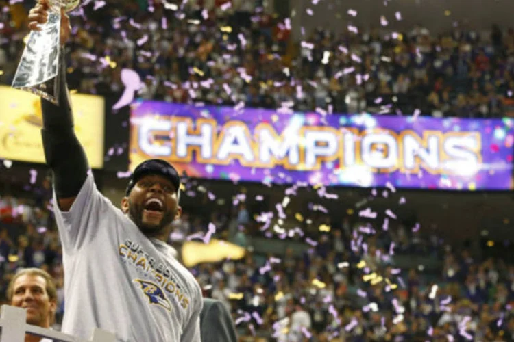 O jogador Ray Lewis comemora a vitória do Baltimore Ravens sobre o San Francisco 49ers no Super Bowl XLVII  ( REUTERS / Jeff Haynes)