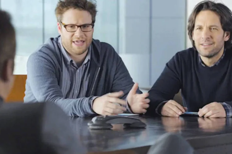 Trecho do vídeo da Samsung para o Super Bowl com os atores Bob Odenkirk, Seth Rogen e Paul Rudd (Reprodução)