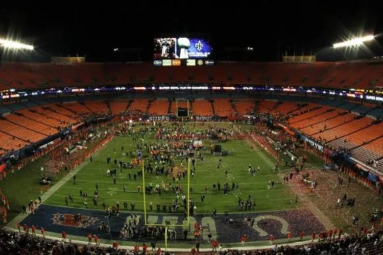 Final do campeonato de futebol americano será marcado pela corrida de anunciantes como GM e Pepsi (Doug Benc/Getty Images)