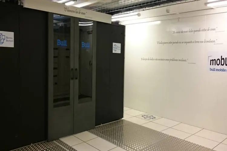 Supercomputador Santos Dumont:permitirá que os pesquisadores continuem realizando pesquisas de ponta, assim como simulações mais complexas do que as atuais e análises de dados em larga escala (Divulgação/LNCC)