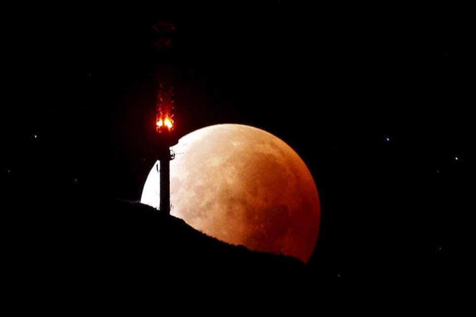 14 fotos fantásticas do eclipse total da Superlua no mundo
