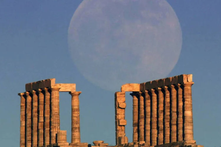 
	Superlua no Templo de Poseidon, Gr&eacute;cia
 (Reuters)