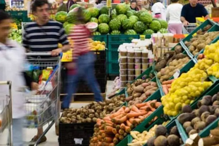 Compras no supermercado: grupo de alimentos e bebidas registrou deflação (.)