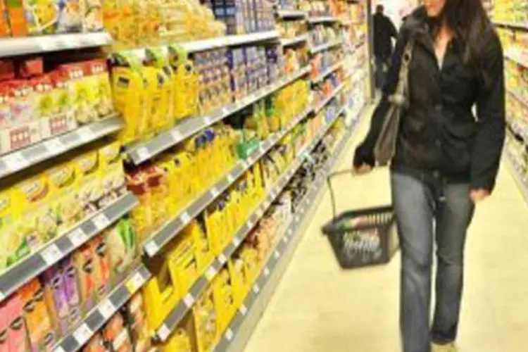 Uma mulher faz compras em um supermercado de Duesseldorf, Alemanha  (Lennart Preiss/AFP)