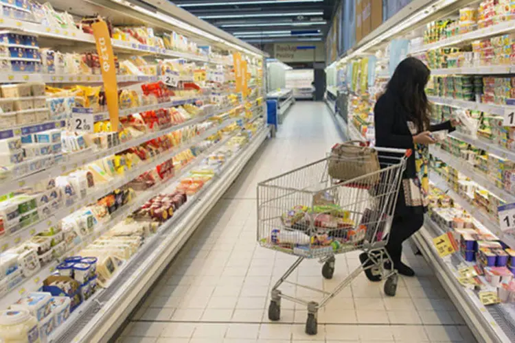 
	Consumidora fazendo compras em um supermercado do Carrefour: avan&ccedil;o do lucro da companhia foi de 0,1% na compara&ccedil;&atilde;o anual
 (Simon Dawson/Bloomberg)