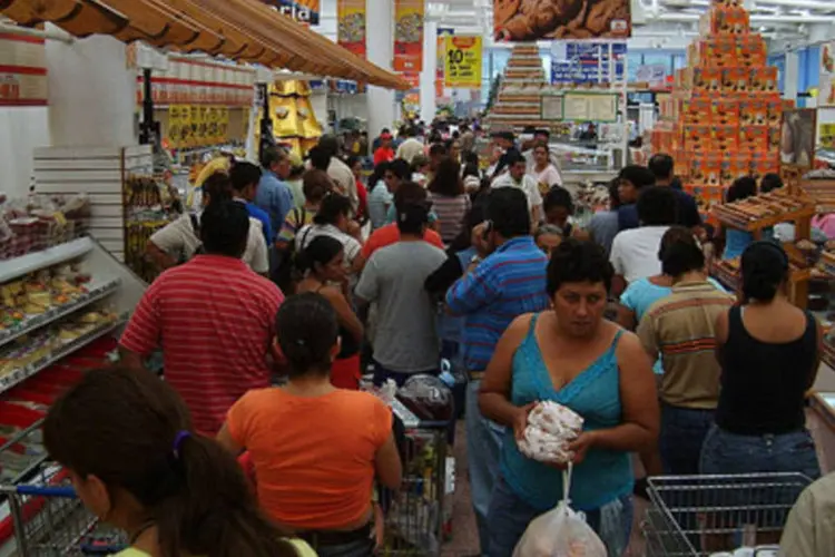 Compras em supermercado: o grupo alimentação registrou uma das quedas menos intensas em relação ao mês passado (.)