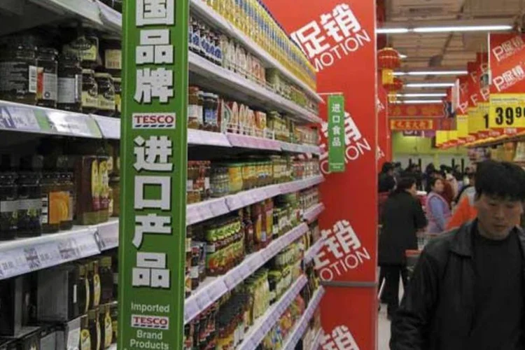 Compras em supermercado chinês: risco de excesso de aquecimento e de aumento da inflação (GUANG NIU/Getty Images)
