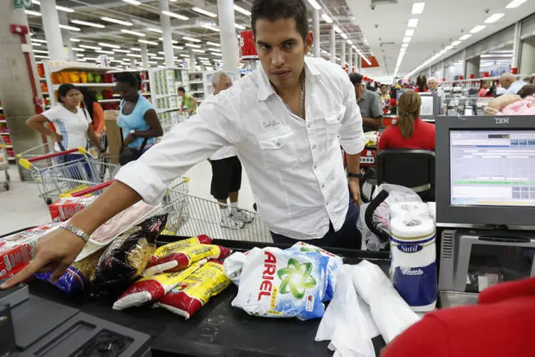 Consumidor registra a sua digital em um processo para comprar mantimentos em um supermercado estatal de Caracas (Carlos Garcia Rawlins/Reuters)