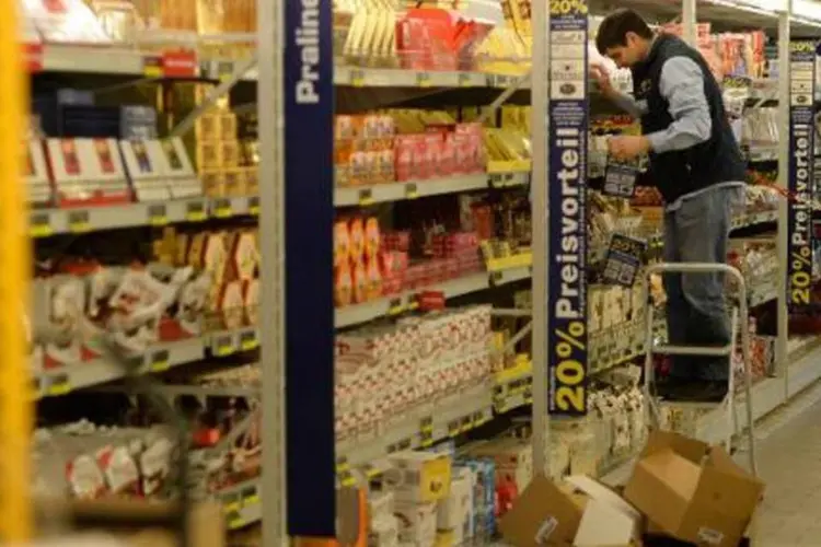 
	Supermercado na Europa: os pre&ccedil;os ao consumidor nos 19 pa&iacute;ses que usam do euro subiram 0,4 por cento em janeiro na compara&ccedil;&atilde;o com o ano anterior
 (Patrik Stollarz/AFP)