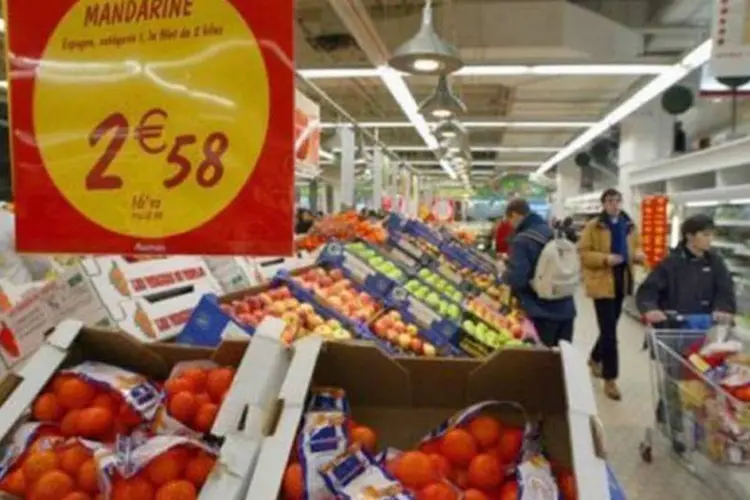Supermercado na França: para 2012, o governo francês prevê um crescimento de 1%, embora a maioria dos institutos de previsão estime que o avanço será inferior (AFP/Aquivo/Philippe Desmazes)