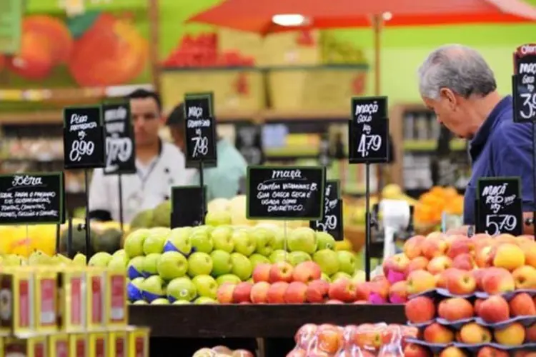 
	Pre&ccedil;os em um supermercado de S&atilde;o Paulo: pesquisa realizada pela Reuters apontou expectativa de alta de 0,53%
 (Germano Lüders/EXAME.com)