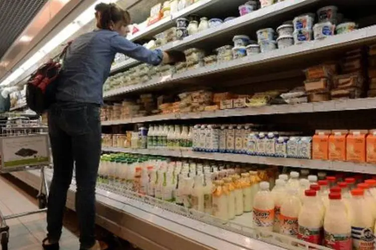 Cliente faz compras em supermercado de Moscou: Rússia proibiu importações de produtos agrícolas de países que a sancionaram (Kirill Kudryavtsev/AFP)