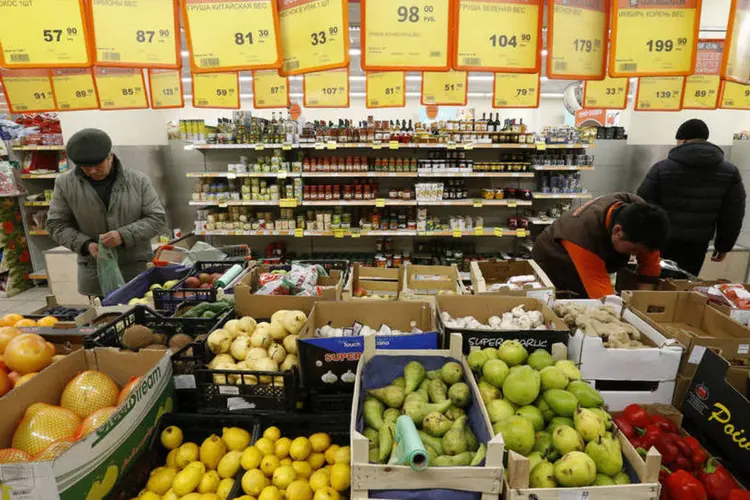 
	Pre&ccedil;os de frutas em supermercado: hoje sai o IPCA-15 de maio
 (Sergei Karpukhin / Reuters)