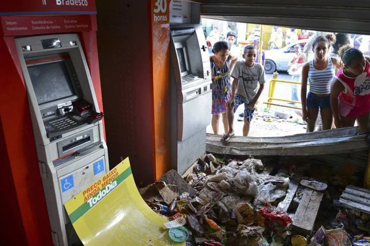 Interior de um supermercado que foi saqueado durante a greve da polícia militar em Salvador, na Bahia (Valter Pontes/Reuters)