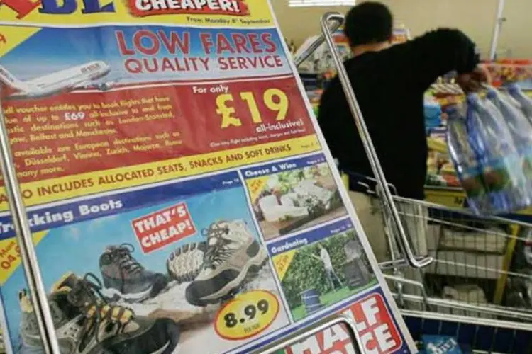 Compras em um supermercado no Reino Unido: inflação na zona do euro voltou a subir (Arquivo/Getty Images)
