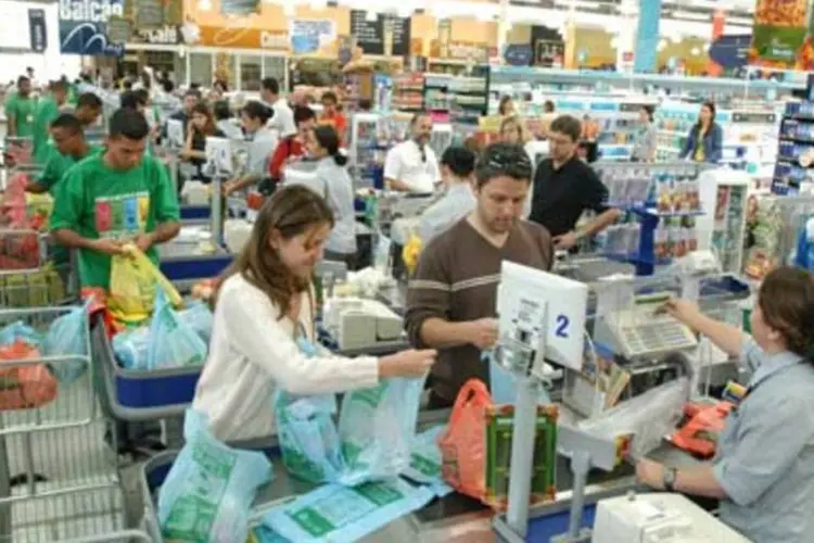 Compras em supermercado: setor foi o campeão na alta do varejo em julho (.)