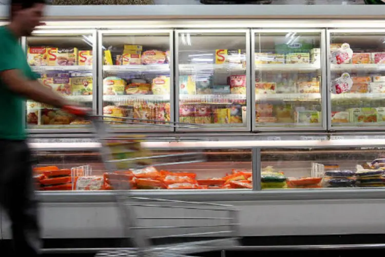 
	Consumidor passa por geladeira com produtos da Sadia: a BRF planeja focar em seus neg&oacute;cios principais de alimentos processados e embalados, tais como pratos prontos congelados
 (Adriano Machado/Bloomberg)