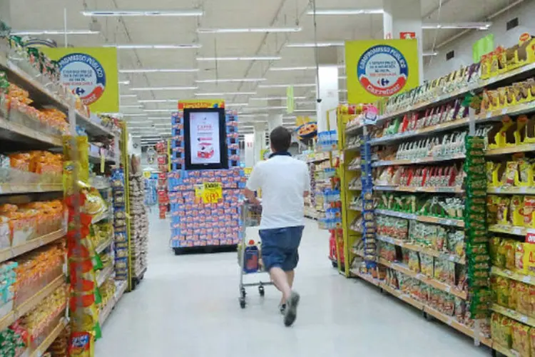 
	Consumidor faz compras em supermercado Carrefour: o Brasil teve um forte crescimento de 8,8% contra ganhos de 7,1% no segundo trimestre (Marcos Santos/USP Imagens)