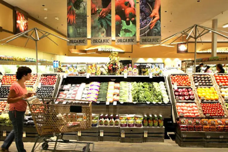 
	Mulher em supermercado: endas no varejo ca&iacute;ram 0,4 por cento durante mar&ccedil;o, informou o Departamento de Com&eacute;rcio
 (Getty Images)