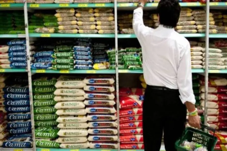 
	Homem escolhe produto em supermercado: os supermercados apresentaram alta nas vendas, mas de apenas 0,7%
 (Agência Brasil/Marcelo Camargo)