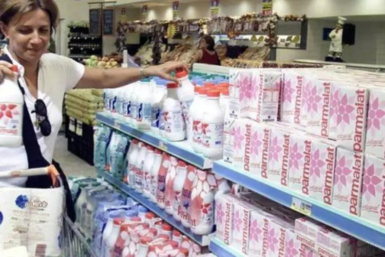 
	Consumidora compra caixas de leite em supermercado do Rio de Janeiro: indicador acumula ganho de 5,95 por cento nos &uacute;ltimos 12 meses
 (Bruno Domingos/Reuters)