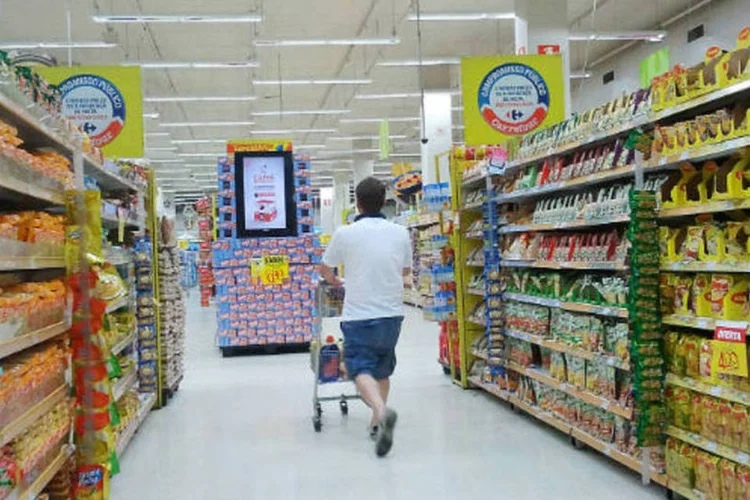 
	Homem empurra carrinho de compras em supermercado: INPC&nbsp;caiu de 0,35% em maio para 0,28% em junho, acima do &Iacute;ndice de Pre&ccedil;os ao Consumidor Amplo (0,26%) do mesmo m&ecirc;s
 (Marcos Santos/USP Imagens)