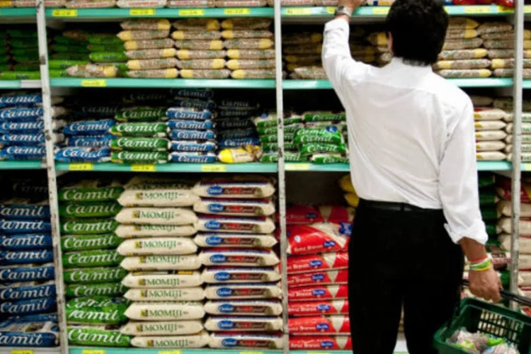
	Consumidor escolhe feij&atilde;o em supermercado: &Iacute;ndice de Pre&ccedil;os ao Consumidor (IPC-DI), registrou alta de 0,32 por cento, ante avan&ccedil;o de 0,52 por cento em abril
 (Marcelo Camargo/ABr)